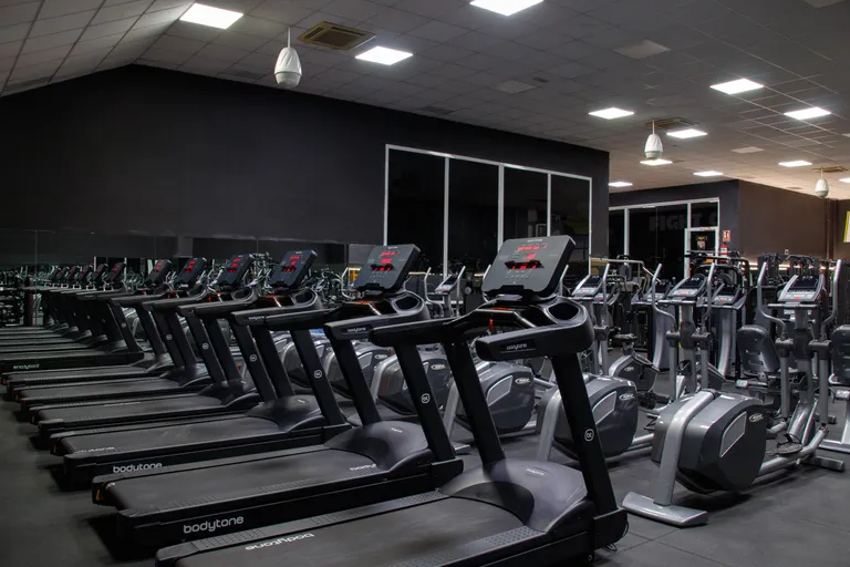 Zona cardio con cintas de correr y elípticas en Palladium Zaragoza
