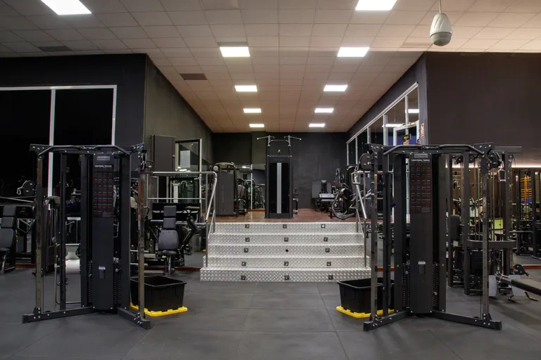Máquinas guiadas y multiestación en la sala de musculación de Palladium