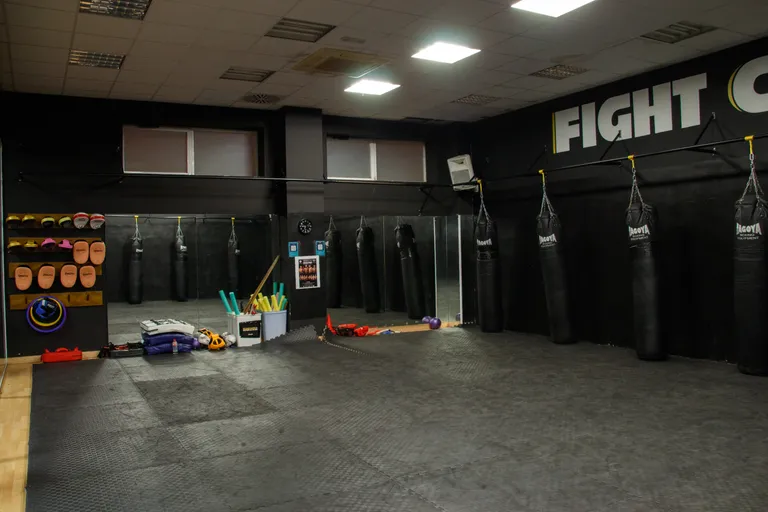Sala Fight Club con sacos de boxeo y equipamiento de artes marciales