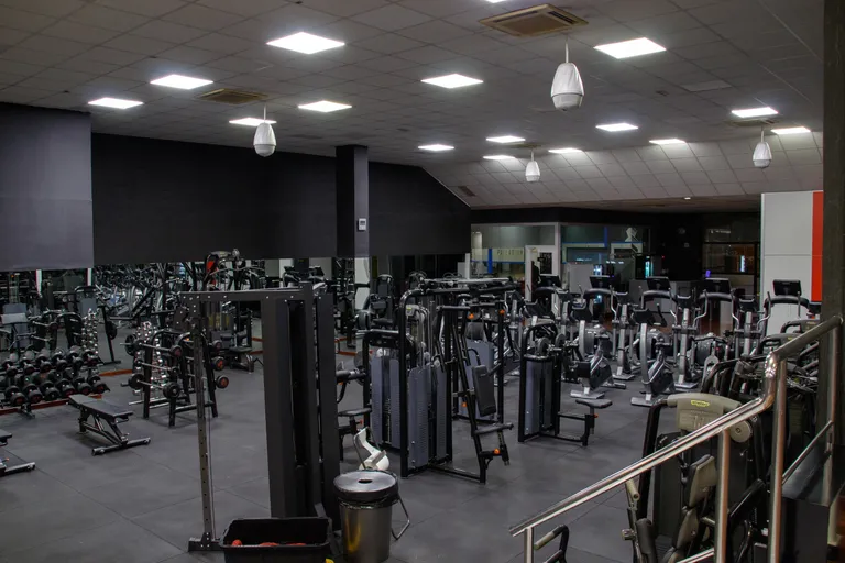 Sala de máquinas guiadas con poleas y multiestación en Palladium Zaragoza