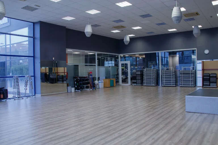 Sala amplia de actividades con suelo de madera para Pilates y Zumba en Palladium